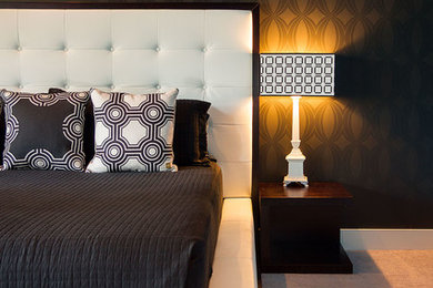 ダラスにある中くらいなコンテンポラリースタイルのおしゃれな主寝室 (黒い壁、カーペット敷き、暖炉なし)