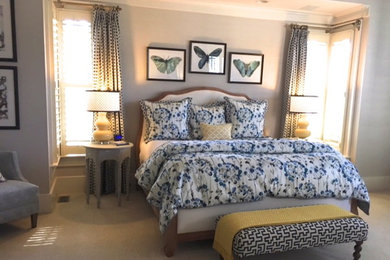 ローリーにある広いシャビーシック調のおしゃれな主寝室 (青い壁、カーペット敷き、暖炉なし)