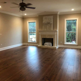 Foto de dormitorio principal, grande, con paredes beige, suelo de madera oscura, chimenea tradicional, marco de chimenea de baldosas y/o azulejos y suelo marrón
