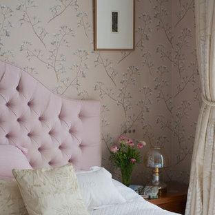Idee per una camera da letto chic con pareti multicolore