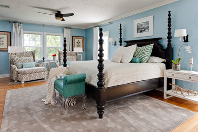 Ispirazione per una camera da letto design con pareti blu