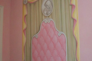 Inspiration för mellanstora klassiska sovrum, med rosa väggar och mellanmörkt trägolv