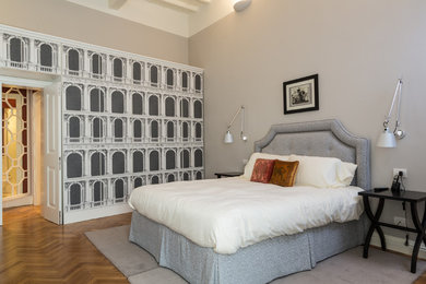 Ispirazione per una camera da letto bohémian con pareti grigie e pavimento in legno massello medio