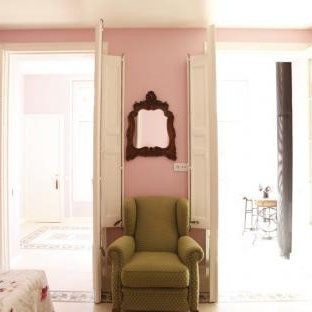 Ispirazione per una camera matrimoniale tradizionale con pareti rosa e pavimento con piastrelle in ceramica