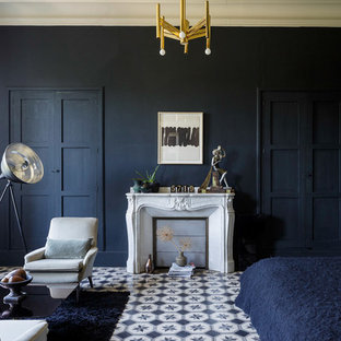 Imagen de habitación de invitados contemporánea con paredes azules, suelo de baldosas de cerámica y suelo multicolor