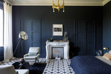 他の地域にあるコンテンポラリースタイルのおしゃれな客用寝室 (青い壁、セラミックタイルの床、マルチカラーの床) のレイアウト