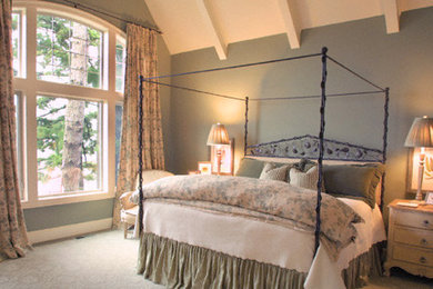 ポートランドにあるトラディショナルスタイルのおしゃれな寝室のレイアウト