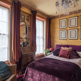 Foto de dormitorio ecléctico con paredes amarillas