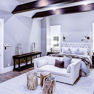 Imagen de dormitorio principal, clásico renovado, grande, con paredes grises y suelo de madera en tonos medios