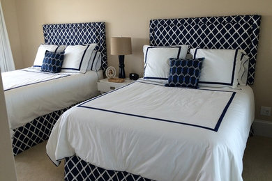 ウィルミントンにある中くらいなビーチスタイルのおしゃれな客用寝室 (ベージュの壁、カーペット敷き)