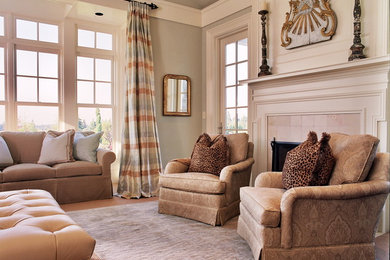 Стильный дизайн: спальня в классическом стиле с серыми стенами, ковровым покрытием и стандартным камином - последний тренд