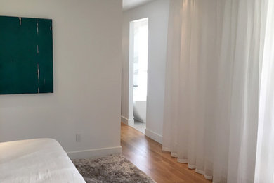 アトランタにある中くらいなコンテンポラリースタイルのおしゃれな主寝室 (白い壁、淡色無垢フローリング) のインテリア