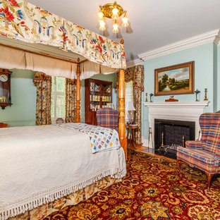 Ejemplo de dormitorio principal, grande, con paredes verdes, moqueta, chimenea tradicional, marco de chimenea de baldosas y/o azulejos y suelo rojo