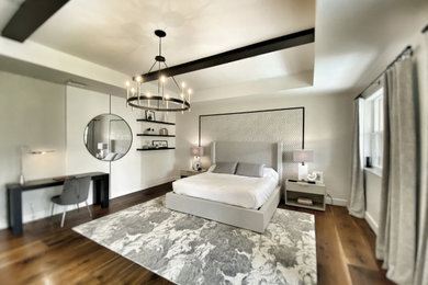 Пример оригинального дизайна: огромная хозяйская спальня в стиле ретро с паркетным полом среднего тона без камина
