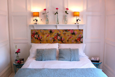 バークシャーにある中くらいなエクレクティックスタイルのおしゃれな客用寝室 (白い壁、暖炉なし)