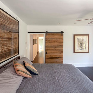 Immagine di una camera da letto design con pareti bianche