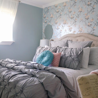 Foto de habitación de invitados papel pintado, pequeña, sin chimenea, con paredes azules, suelo de travertino, suelo beige y papel pintado