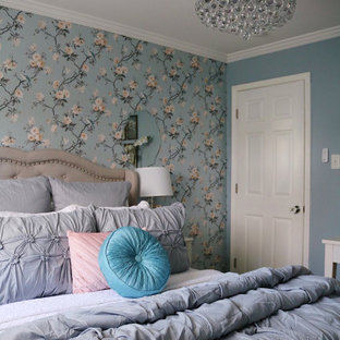 Kleines Gästezimmer ohne Kamin mit blauer Wandfarbe, Travertin, beigem Boden und Tapetenwänden in New Orleans