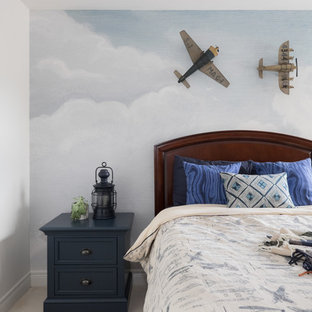 Modelo de dormitorio moderno con paredes multicolor, moqueta y suelo beige