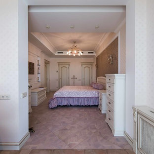 Modelo de dormitorio principal, tradicional, de tamaño medio, con paredes beige, suelo de madera clara y suelo violeta
