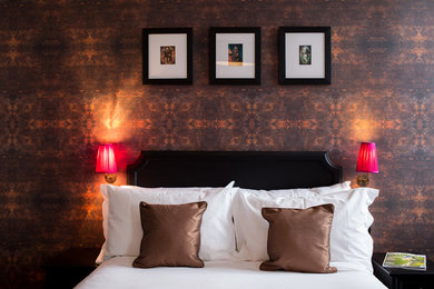 サセックスにある中くらいなエクレクティックスタイルのおしゃれな客用寝室 (マルチカラーの壁、カーペット敷き) のレイアウト