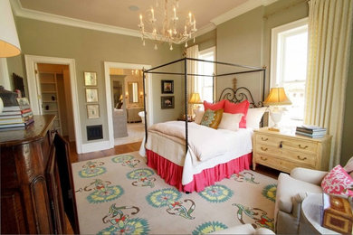 ナッシュビルにある広いトランジショナルスタイルのおしゃれな主寝室 (ベージュの壁、無垢フローリング、暖炉なし、茶色い床)