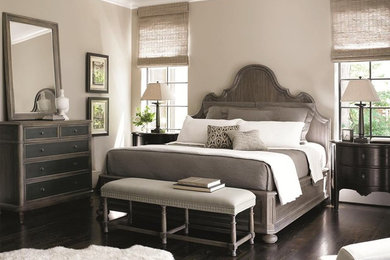 Ejemplo de dormitorio principal clásico renovado de tamaño medio con paredes grises