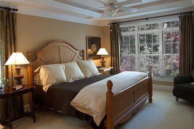 ローリーにある広いトラディショナルスタイルのおしゃれな主寝室 (ベージュの壁、カーペット敷き、暖炉なし、ベージュの床) のインテリア