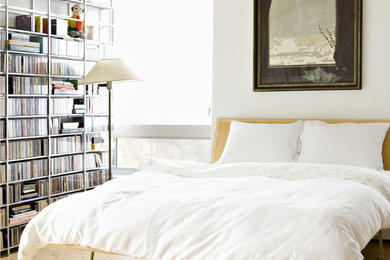 Modernes Schlafzimmer ohne Kamin mit weißer Wandfarbe und hellem Holzboden in Orange County