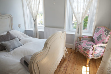 デヴォンにあるトラディショナルスタイルのおしゃれな寝室のレイアウト