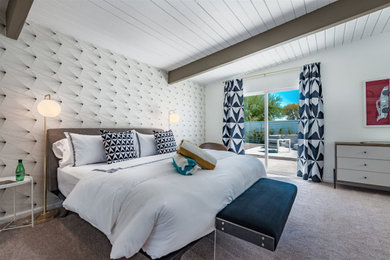 Diseño de dormitorio principal vintage de tamaño medio sin chimenea con paredes blancas, moqueta y suelo beige