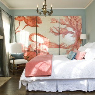 Réalisation d'une chambre méditerranéenne avec un mur gris, un sol en bois foncé, une cheminée standard et un manteau de cheminée en pierre.