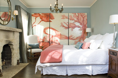 サンタバーバラにある地中海スタイルのおしゃれな寝室 (グレーの壁、濃色無垢フローリング、標準型暖炉、石材の暖炉まわり) のインテリア