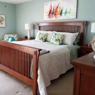 Imagen de habitación de invitados marinera, de tamaño medio, sin chimenea, con paredes azules, moqueta y suelo gris