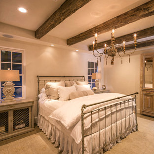 Modelo de dormitorio principal, de estilo de casa de campo, de tamaño medio, con suelo de madera clara