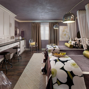 Imagen de habitación de invitados actual, de tamaño medio, sin chimenea, con paredes púrpuras y suelo de madera oscura