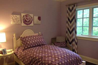 Aménagement d'une chambre d'amis classique de taille moyenne avec un mur violet, parquet foncé et aucune cheminée.