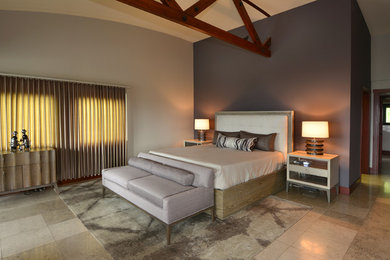 シアトルにある広いコンテンポラリースタイルのおしゃれな主寝室 (ベージュの壁、ライムストーンの床、標準型暖炉、石材の暖炉まわり、グレーの床) のインテリア