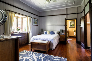 Источник вдохновения для домашнего уюта: хозяйская спальня среднего размера в стиле кантри с белыми стенами и паркетным полом среднего тона