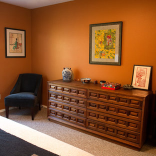 Modelo de dormitorio principal, contemporáneo, grande, con parades naranjas y moqueta