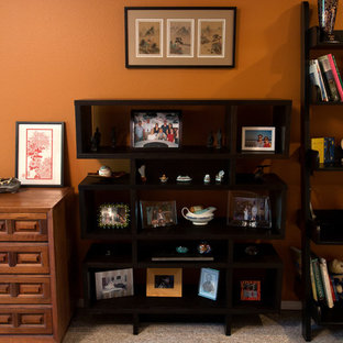 Foto de dormitorio principal, contemporáneo, grande, con parades naranjas y moqueta