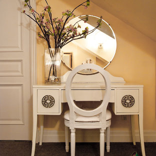 Modelo de dormitorio clásico con paredes beige