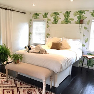 Imagen de habitación de invitados tropical, grande, con paredes multicolor, suelo de madera pintada y suelo negro