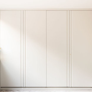 Modelo de habitación de invitados moderna, de tamaño medio, con paredes grises, moqueta y suelo gris