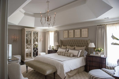 アトランタにある広いトラディショナルスタイルのおしゃれな主寝室 (グレーの壁、暖炉なし、カーペット敷き、グレーとクリーム色) のレイアウト