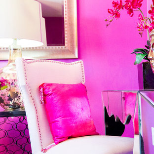Modelo de habitación de invitados ecléctica, de tamaño medio, sin chimenea, con paredes rosas y moqueta