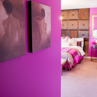 Imagen de habitación de invitados bohemia, de tamaño medio, sin chimenea, con paredes rosas, moqueta y suelo rosa