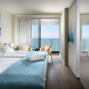 Mittelgroßes Modernes Gästezimmer ohne Kamin mit beiger Wandfarbe und Sperrholzboden in Tel Aviv