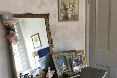 ケントにあるエクレクティックスタイルのおしゃれな主寝室 (グレーの壁、濃色無垢フローリング、茶色い床)