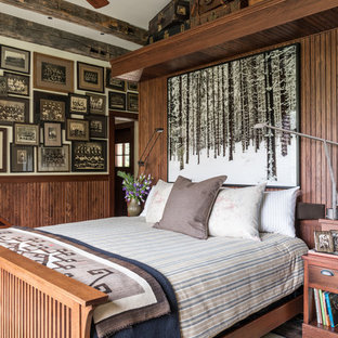 Inspiration pour une chambre chalet avec un mur marron, un sol en bois brun et un sol vert.